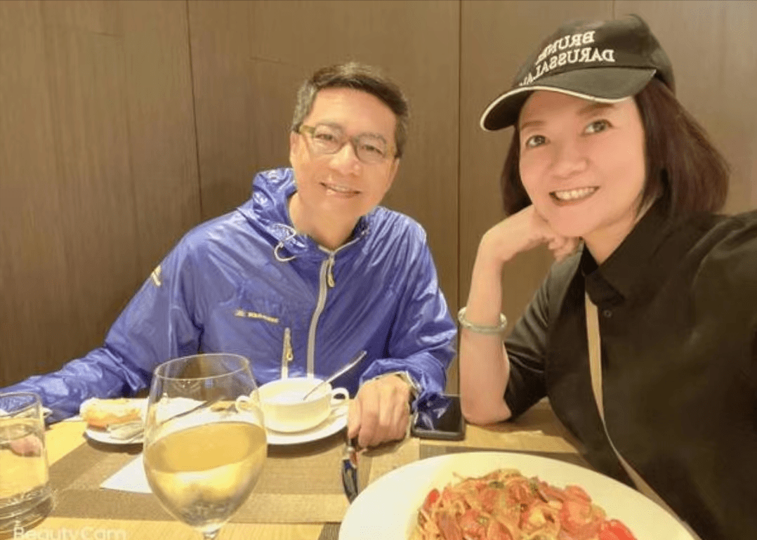 59岁tvb"完美奸人"贺结婚19周年,写甜蜜情话向太太示爱_郑子诚_刘倩怡