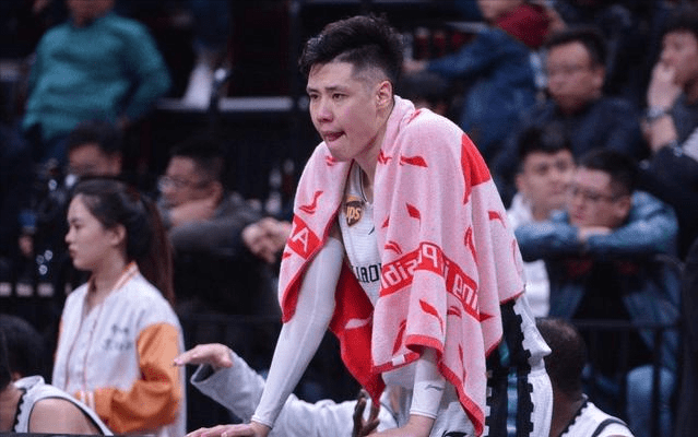 2016年是贺天举职业的分水岭,遭遇膝盖重伤后,他再也回不到当初的状态