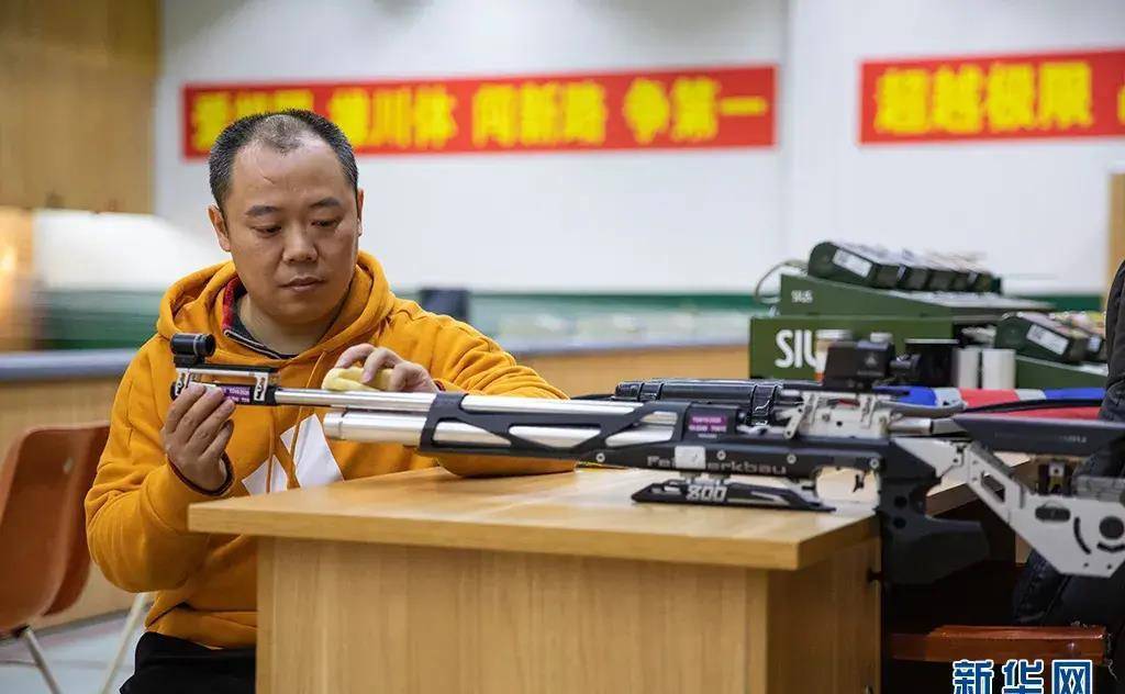 新华网焦点报道:董超,独腿神枪手瞄准"靶心"_气步枪_射击_张可