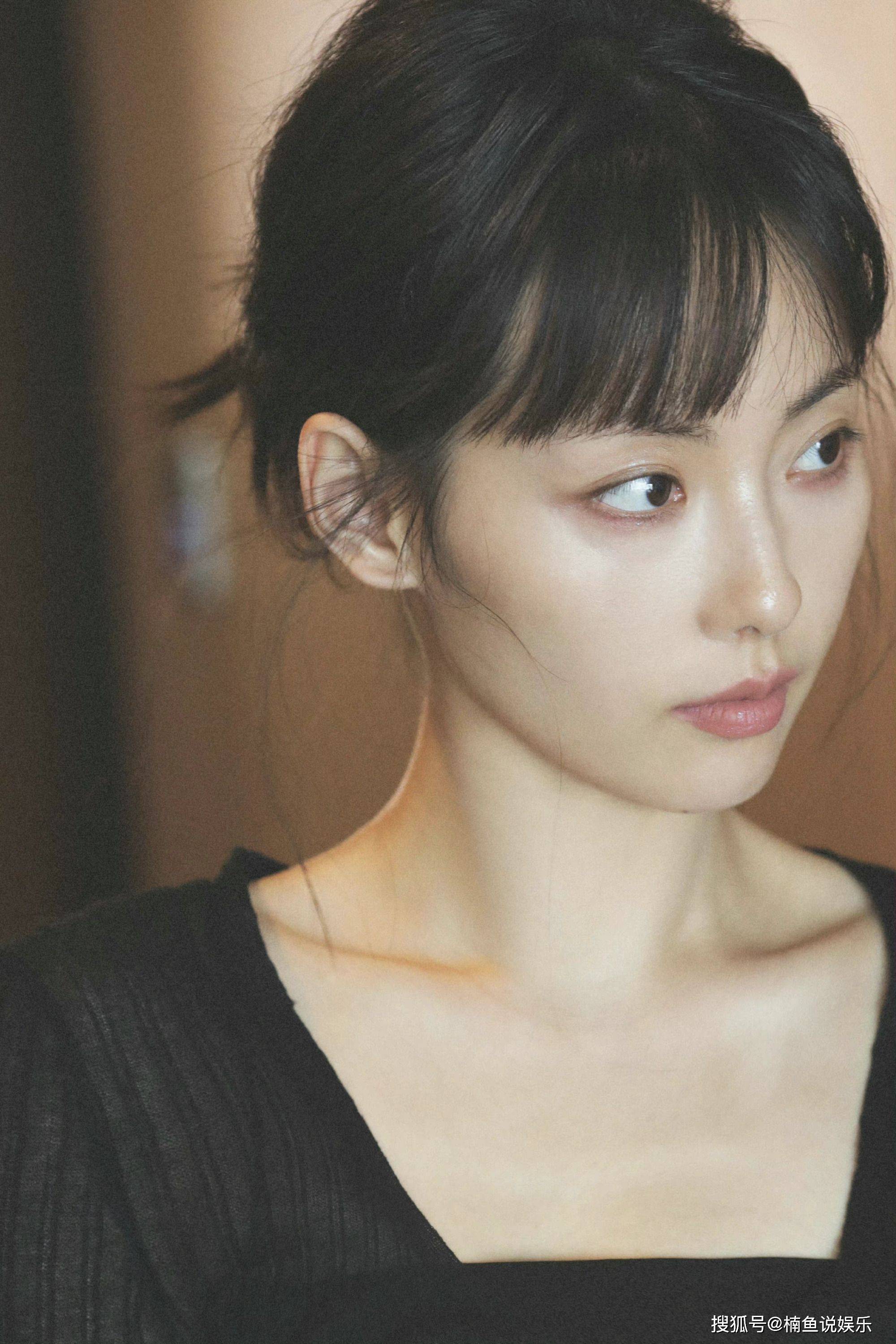 被张嘉倪的脸蛋骗了,35岁依旧嫩得像少女,不愧是琼瑶女郎真抗老_造型