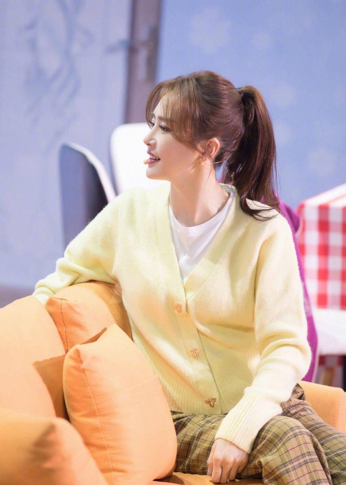 秦岚穿出40岁女性的少女感,露肚脐吊带搭西装,人到中年不发福_颜色