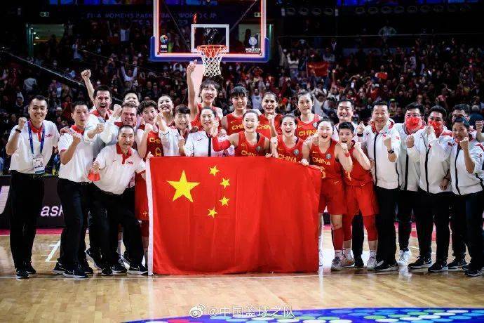 中国女篮获世界杯亚军！这是她们送给祖国最好的生日礼物！
