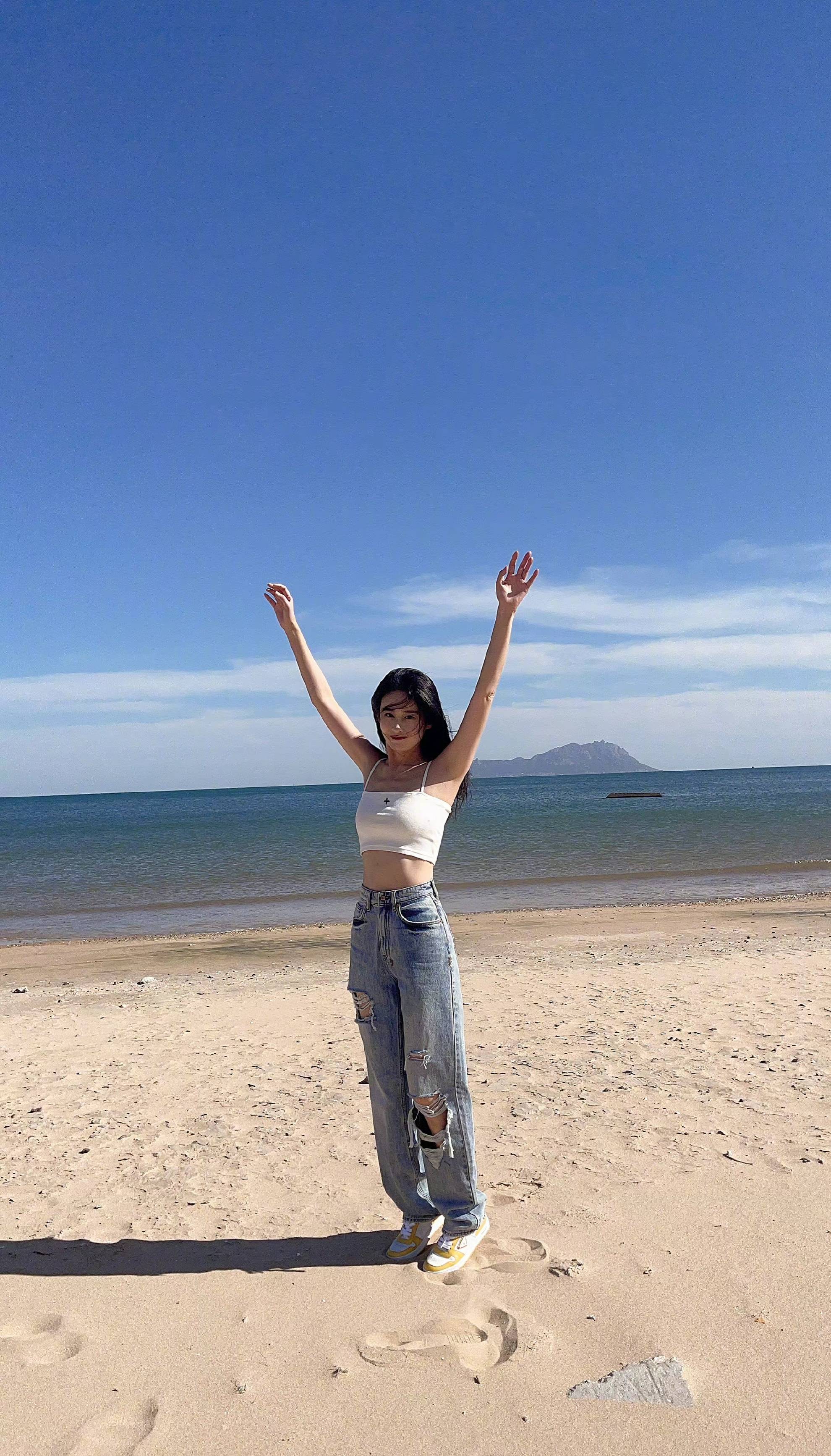 青春女星颖儿分享海滩写真,穿白色露脐背心,网友:身材太好了!