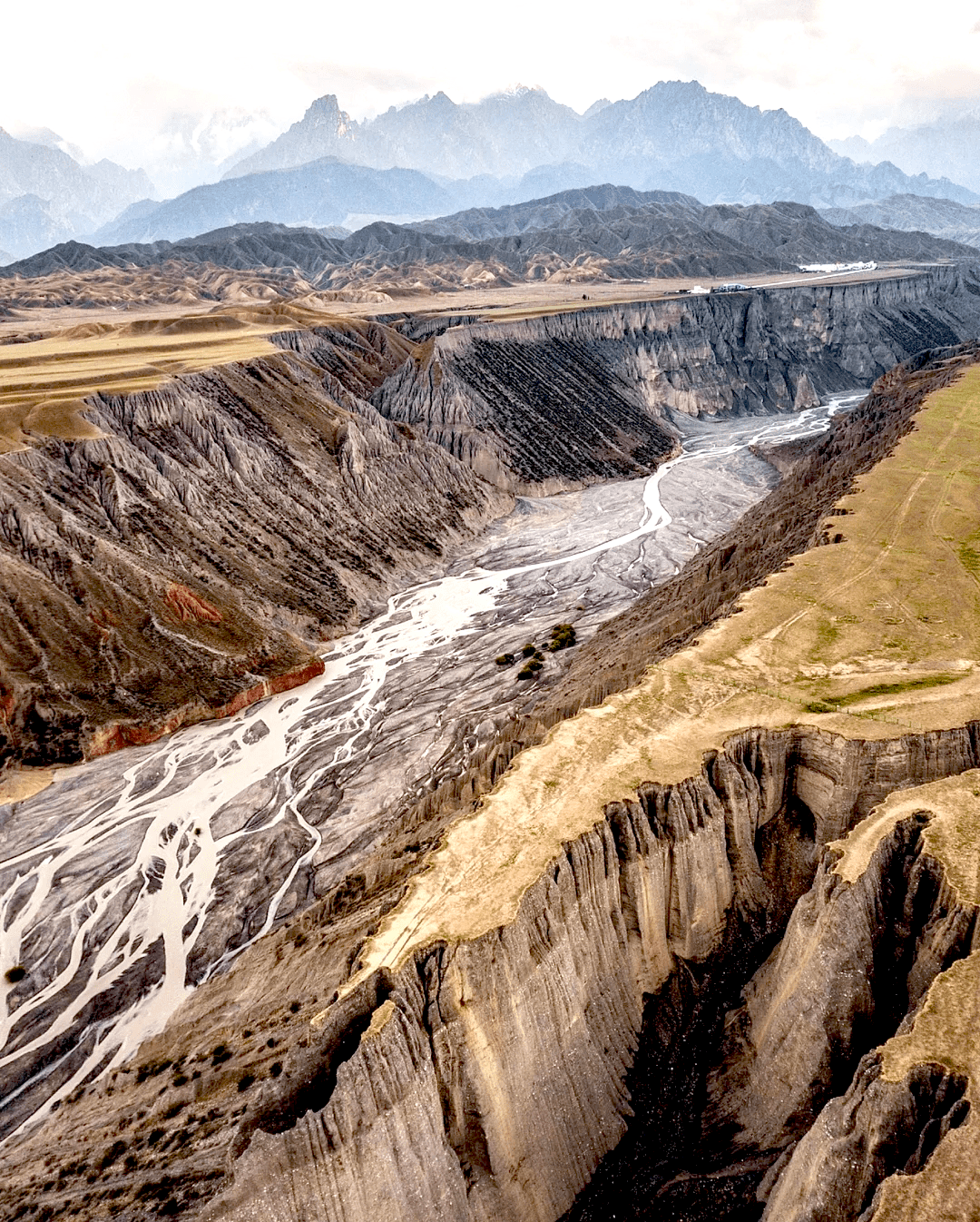 即程旅游——新疆最壮观的大地裂痕安集海大峡谷_天山_土地_雪山