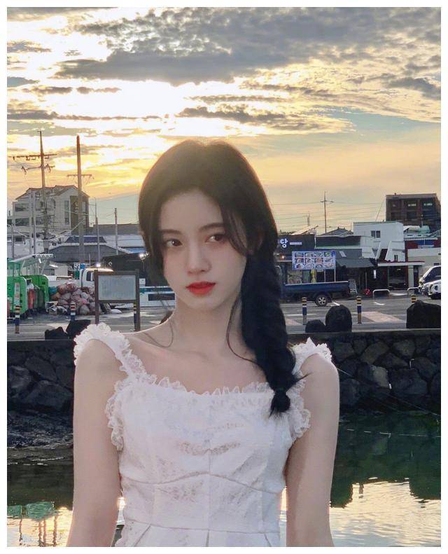 鞠婧祎海边造型好女神,一袭白色吊带连衣裙配扎麻花辫,气质惊艳_感觉