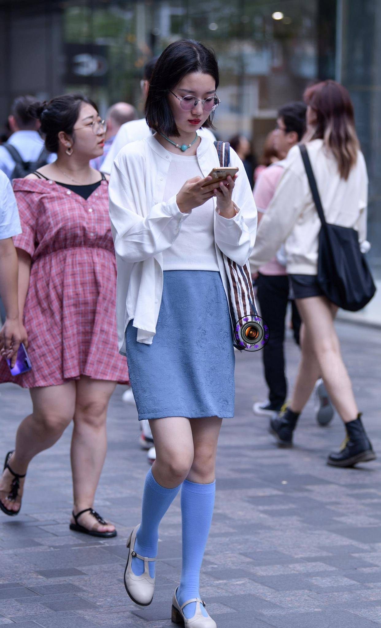 秋季,美女用蓝色长筒袜搭配蓝色半身裙,表达自己的审美眼光_时尚_效果