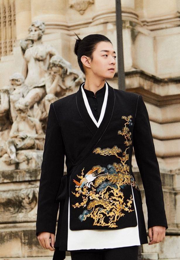 42岁李玉刚被网友偶遇,穿千元毛衣接地气,被粉丝围堵也没脾气_霍尊