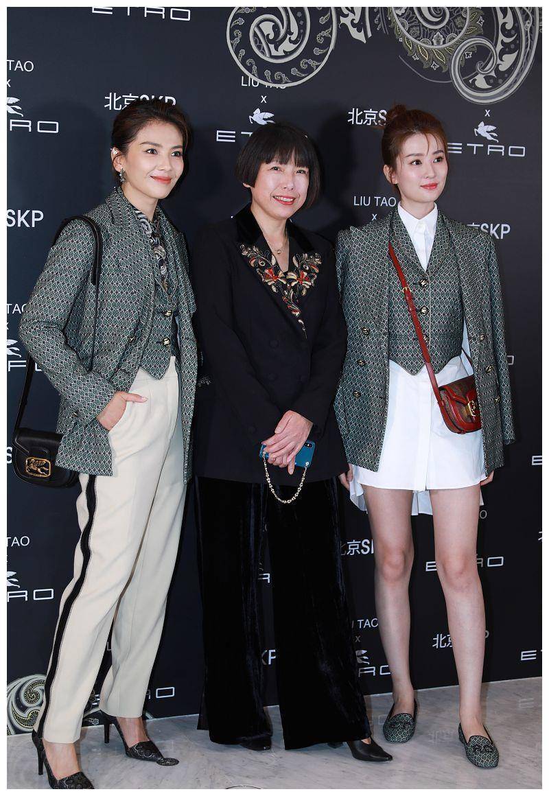 乔欣和刘涛同框穿平底鞋,特意伸腿歪头与姐姐并齐身高_柔道_西服_背心