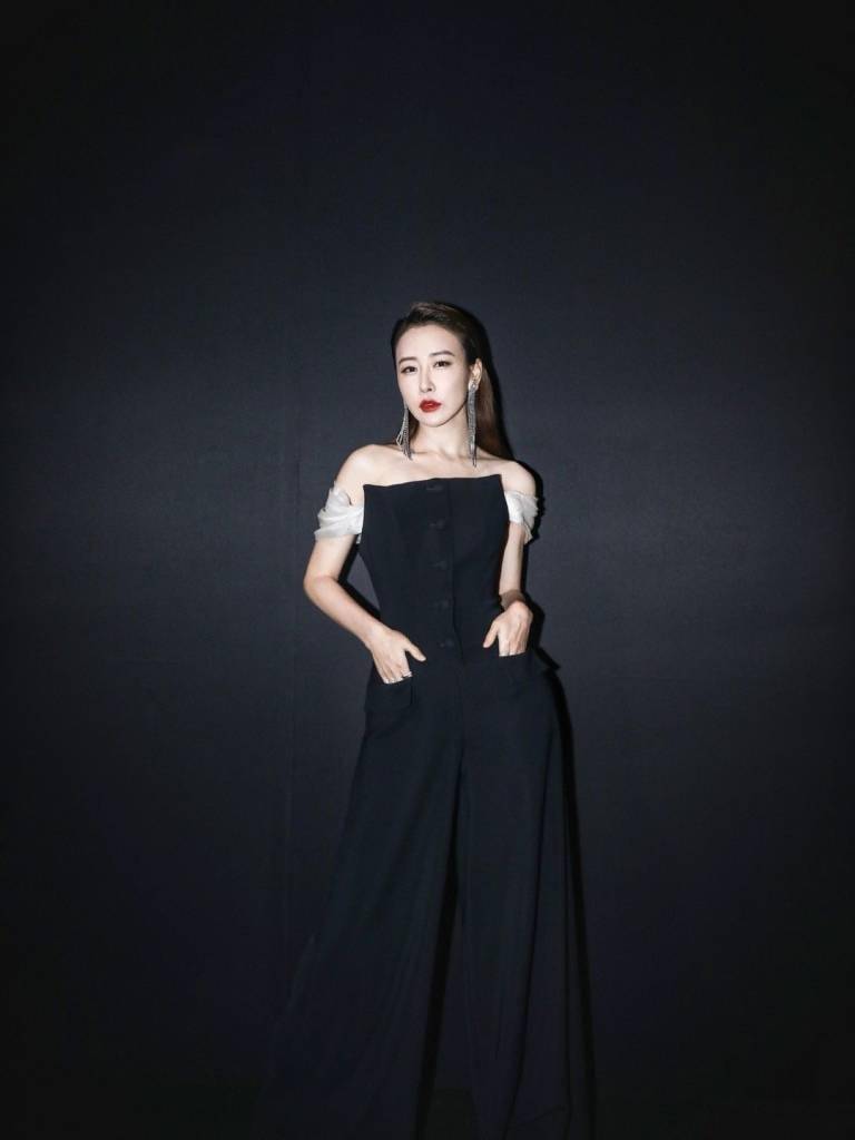 毛俊杰分享氛围感夜色随拍 黑色礼服衬托雪白肌肤_夜色_氛围_黑色