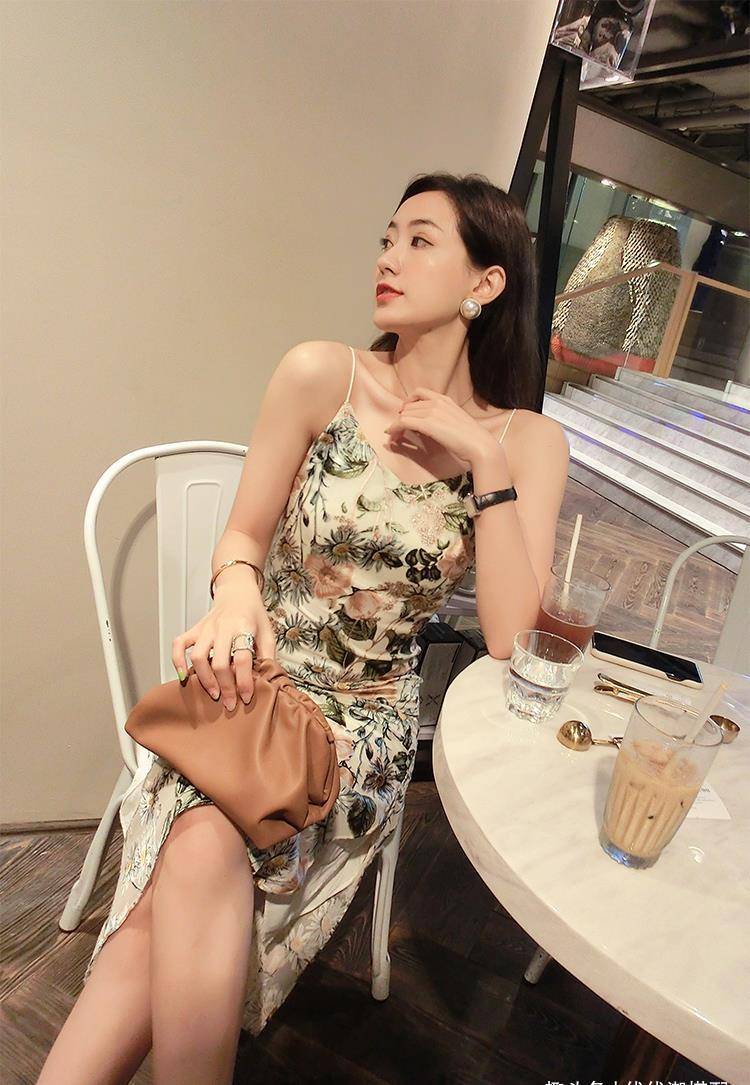 初秋穿"吊带裙 白西服",浪漫唯美女人味十足,休闲通勤两不误_时尚