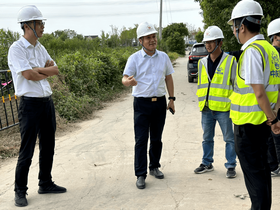 10月1日,上海公司副总经理刘恩波到洋吕铁路项目部检查指导工作,公司
