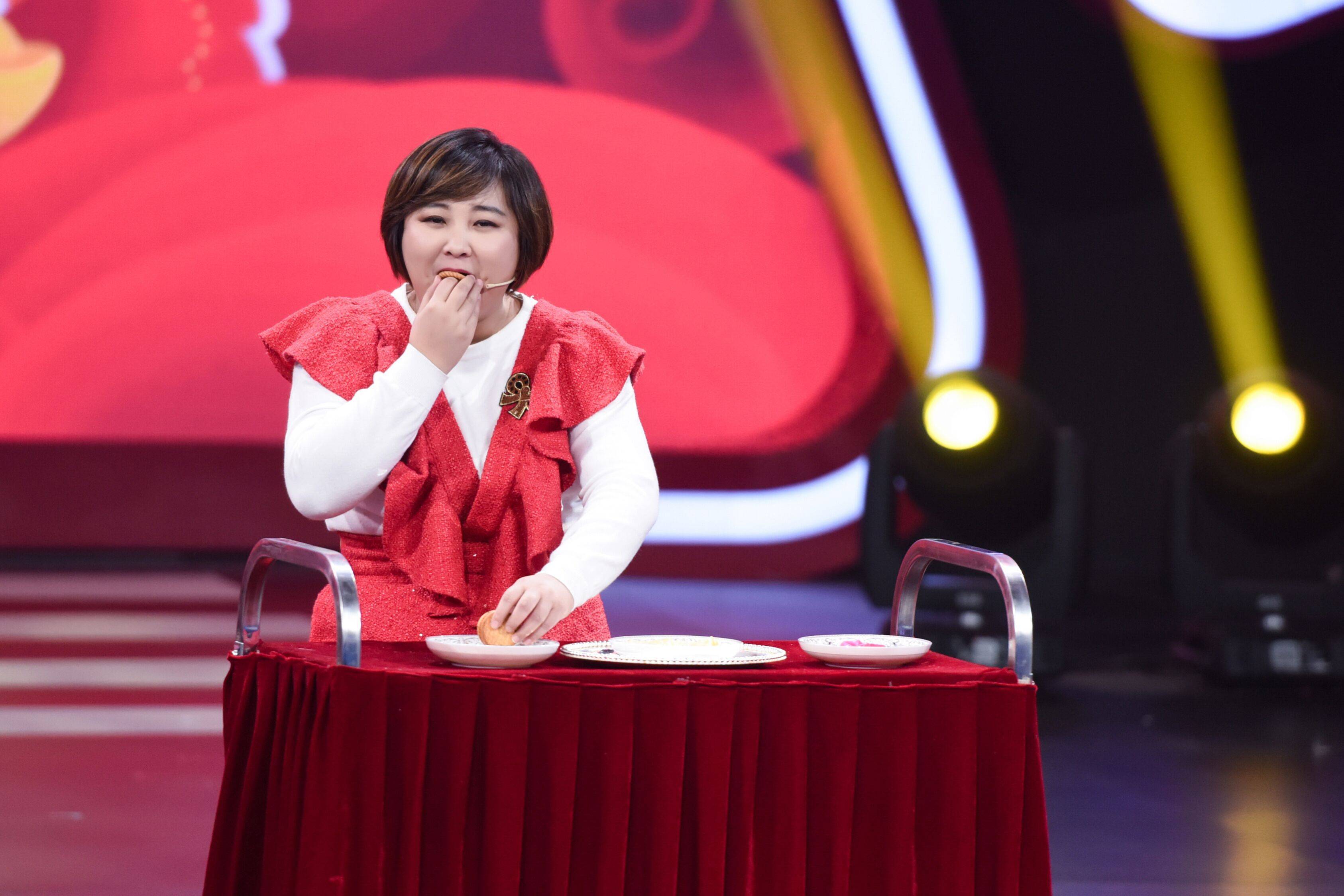 久而久之贾玲的生活开始渐渐有所好转,2008年贾玲的相声《大话捧逗》