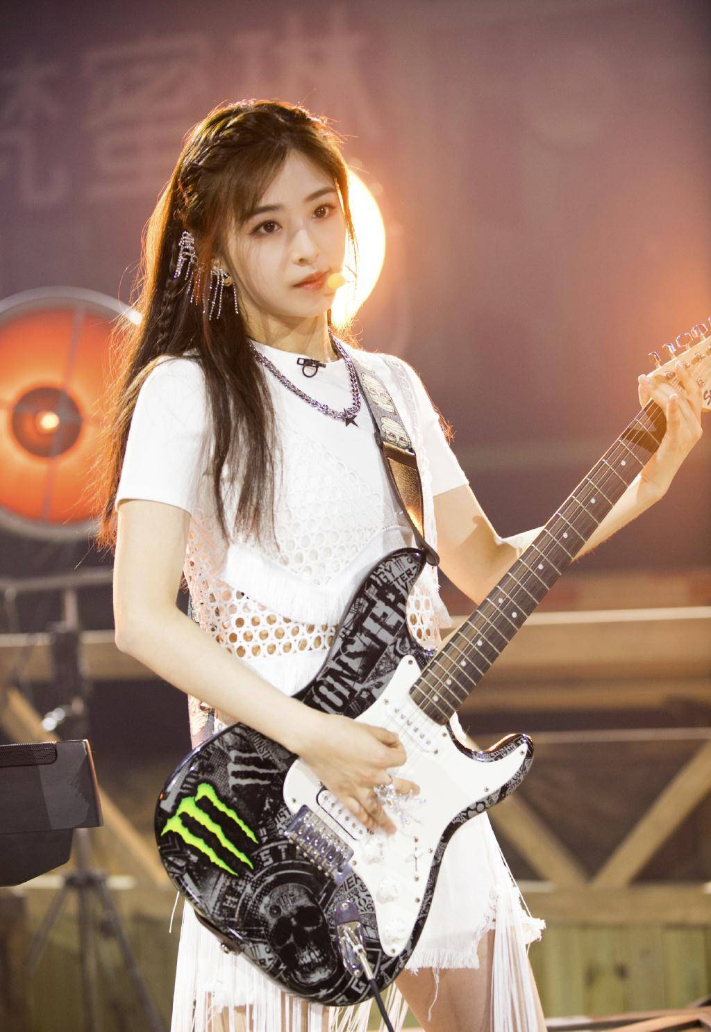 张含韵身材容貌美得经典,穿裹身吊带连衣裙秀曲线,招摇又吸睛!