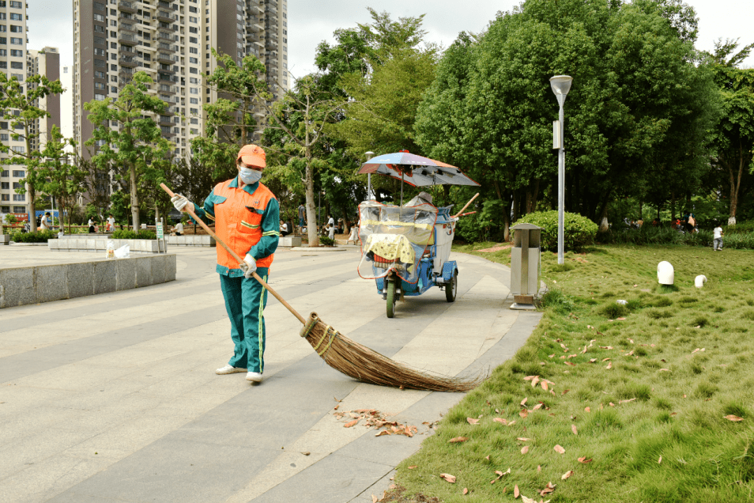 国庆我在岗!怀集500多名环卫工人坚守城市保洁一线