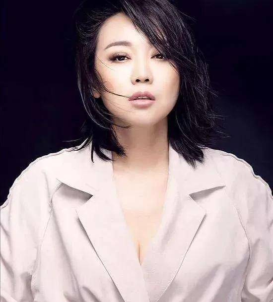 闫妮,1971年出生于陕西,中国内地影视女演员,中国人民解放军空军政治