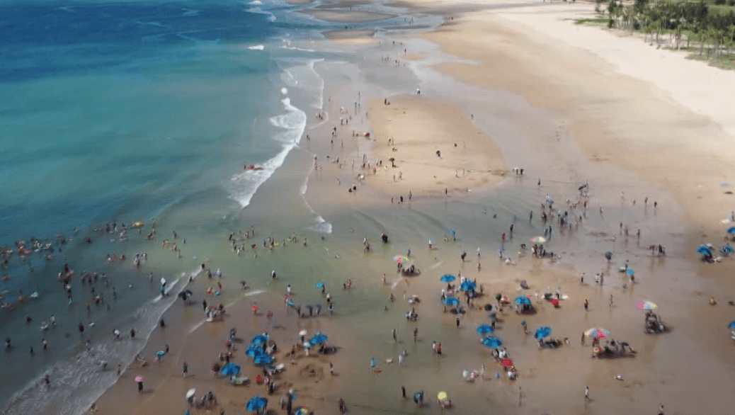 “国庆黄金周”前两天 9.3万游客在海陵岛玩沙戏水