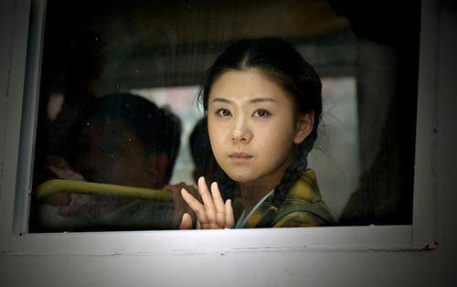 首先少平和晓霞是两情相悦,而少安却一直不敢接受润叶的感情,其次