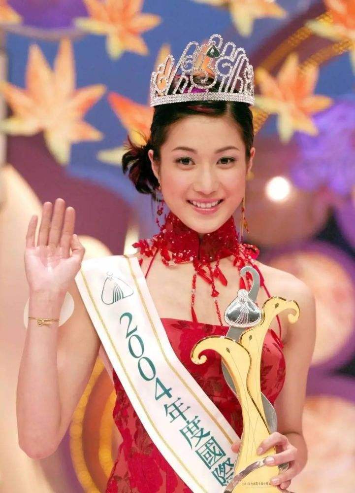 陈慧琳的支持,加上她自己的机智和冷静,"我很看好钟嘉欣,她低调沉稳很