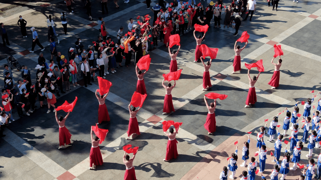 西昌市开展"喜迎二十大 强国复兴有我"主题快闪活动_社会_中共_祖国