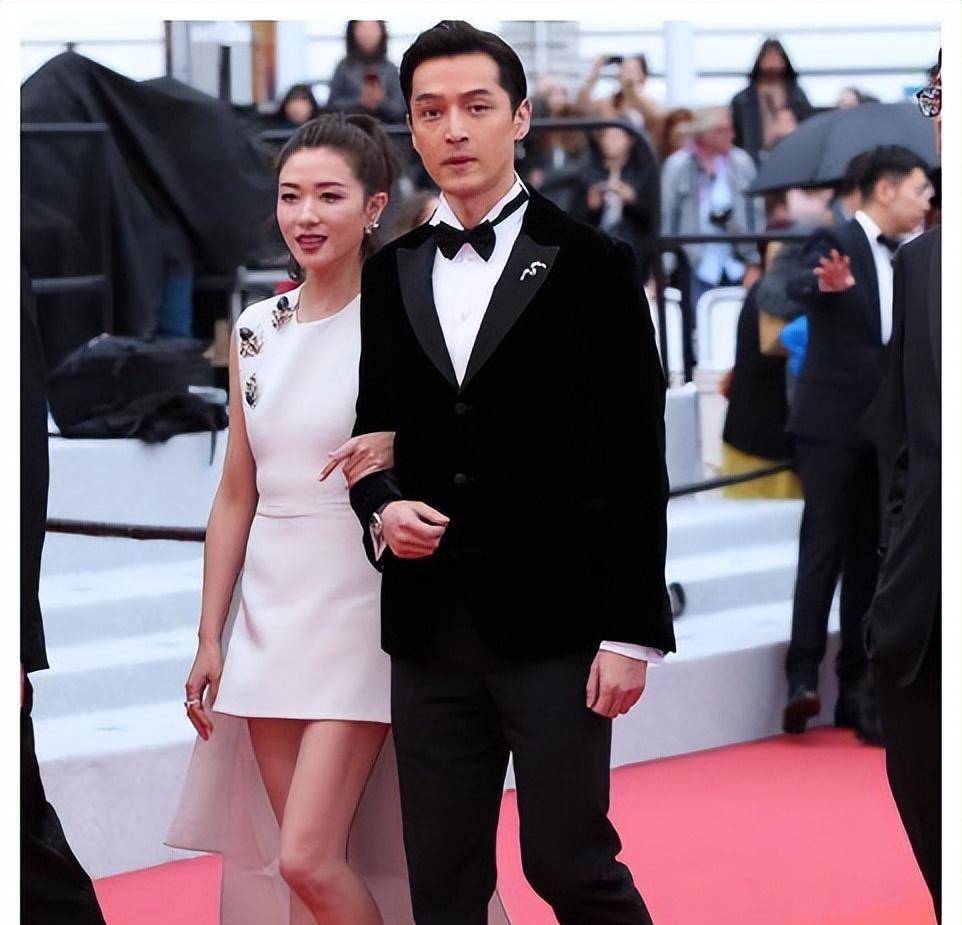 "精明女人"万茜:拒绝潜规则与刘德华拍吻戏,穿龙袍领奖暴露野心_金晨