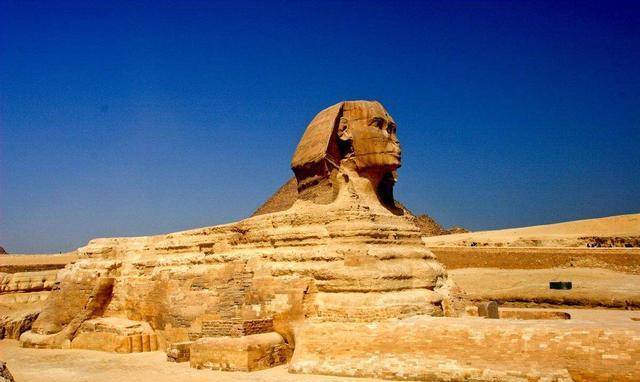 埃及有个德尔小村子，那里的金字塔，让我们看到了金字塔尖的模样