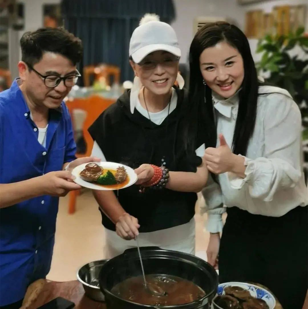 59岁在内地开100家餐厅！香港女星苑琼丹约黄一山吃饭，鲍鱼海参太肥美_林正英_黄乃扬_对方