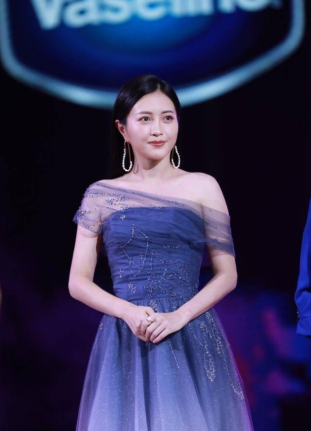 包文婧真像个小女孩,穿一身公主裙太灵动,一看就有高级感_显得_纱裙