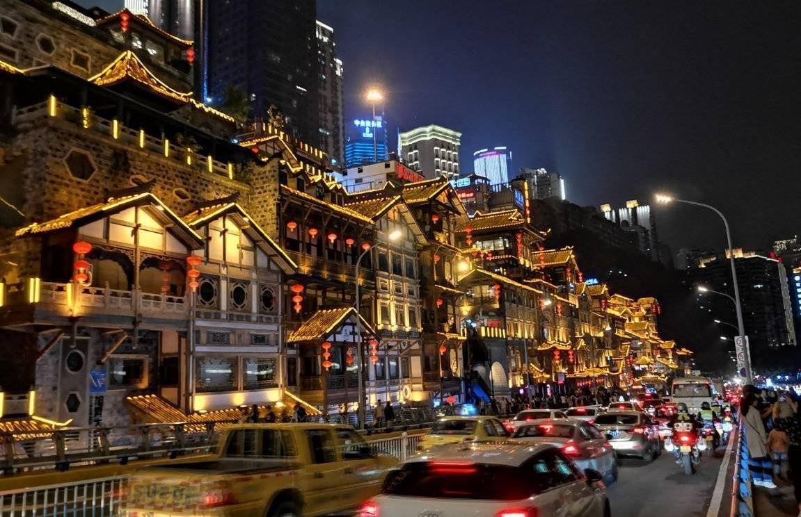我国西部夜景第一城，唯美夜色堪比香港，网红景点遍布全城