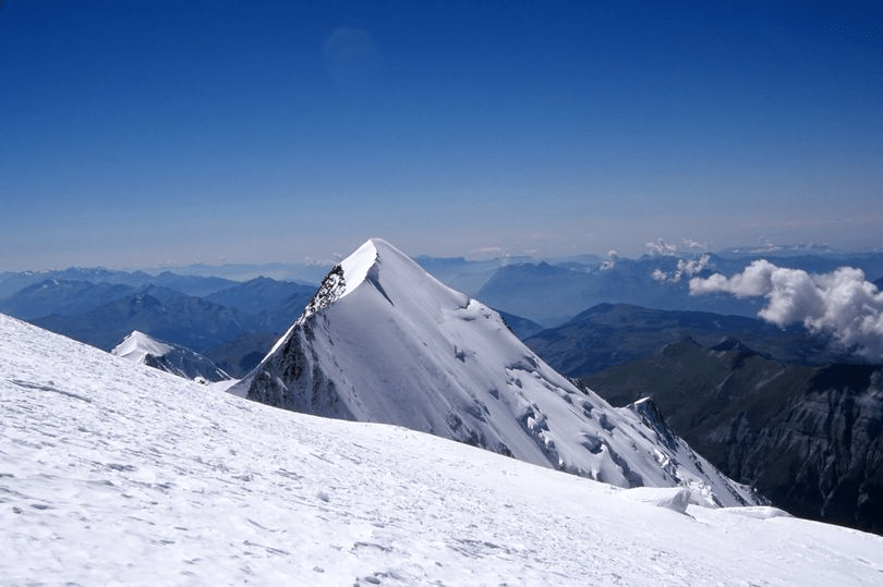 英国男子身穿薄运动服攀登阿尔卑斯最高峰，在冻死前5分钟获救