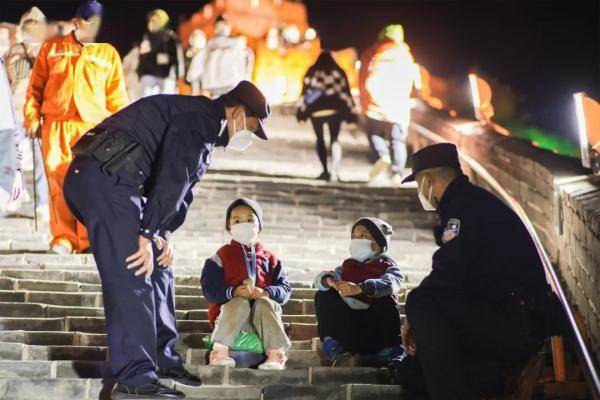 寒潮来袭气温骤降，记者夜访国庆假期的北京八达岭