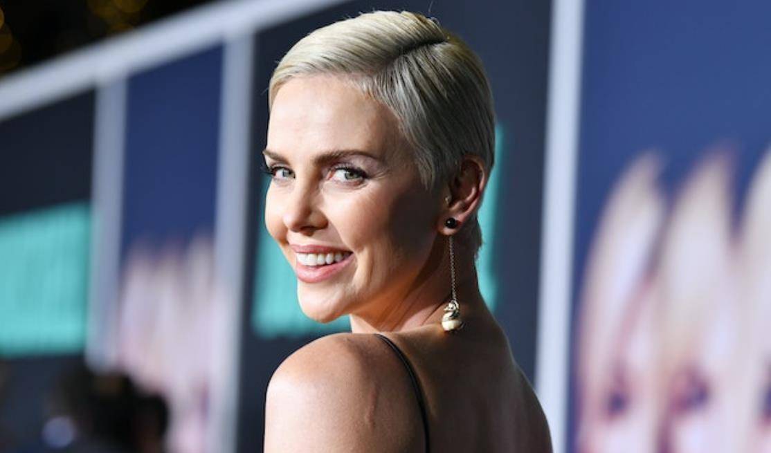 被逼当众换衣服,父母当面拼命,影后塞隆远比你想象的悲惨_查理兹