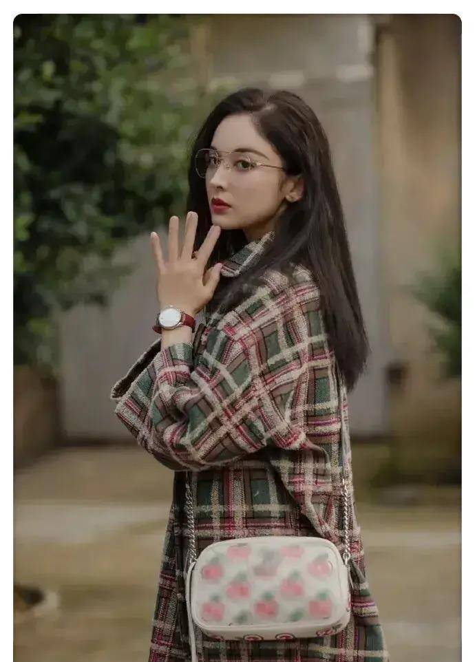 金丝眼镜大红唇,穿西装裙的古力娜扎,帅爆了!_大衣_cm_衣服