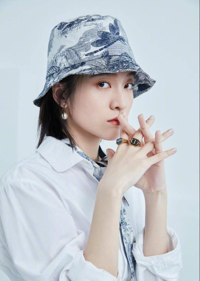 张雪迎短发造型气质大变!