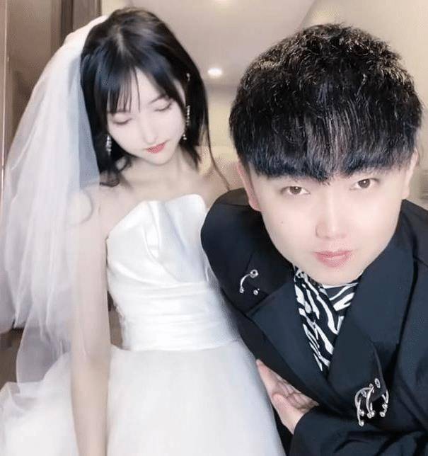 后来小仙女便跟可乐在一起了,可乐是赵本山女儿球球的徒弟,在网红这个