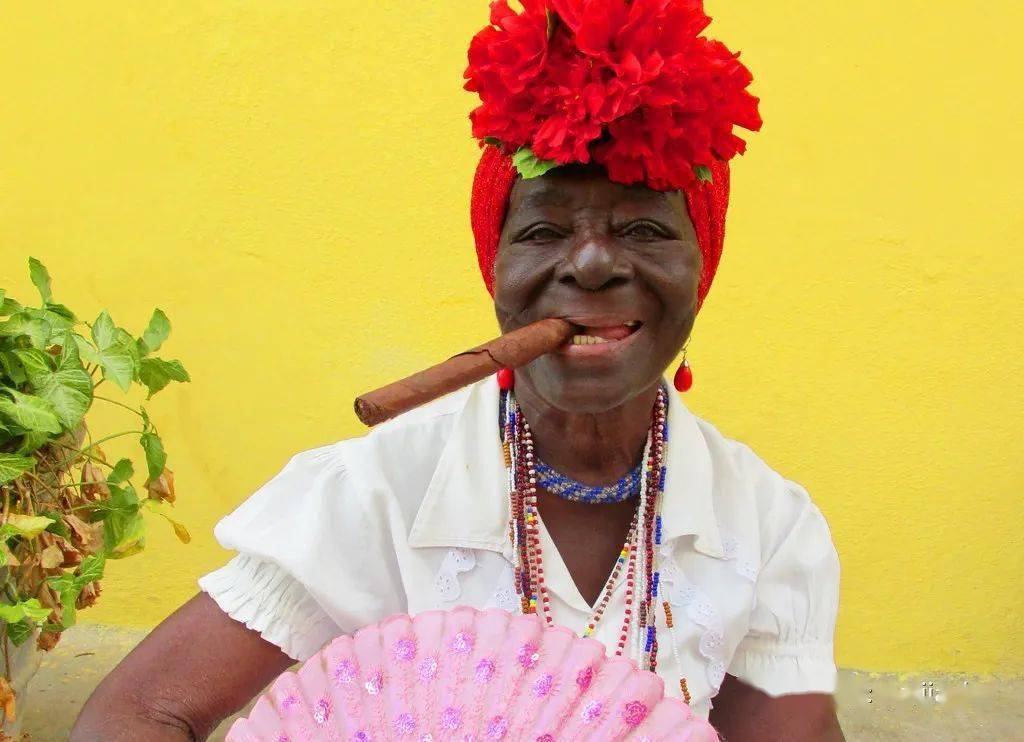 在教堂广场抽雪茄的古巴人_销售_品牌_穿着