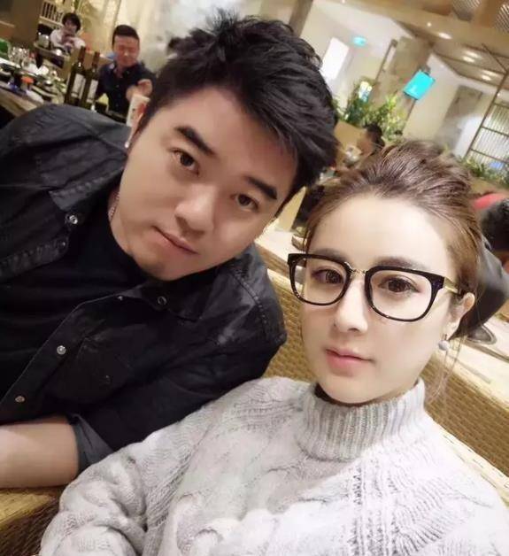 林依轮探望薇娅,50岁看着年轻不输薇娅,薇娅卧床不忘选品_董海峰_直播