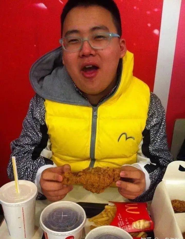 郭麒麟最胖时照片,比老郭还大一圈,脸上肉厚到快把五官都盖住了