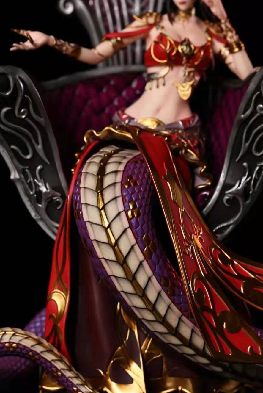   : #; : #;这款雕像作品,美杜莎女王倚身坐在一张巨大的王座上,身体