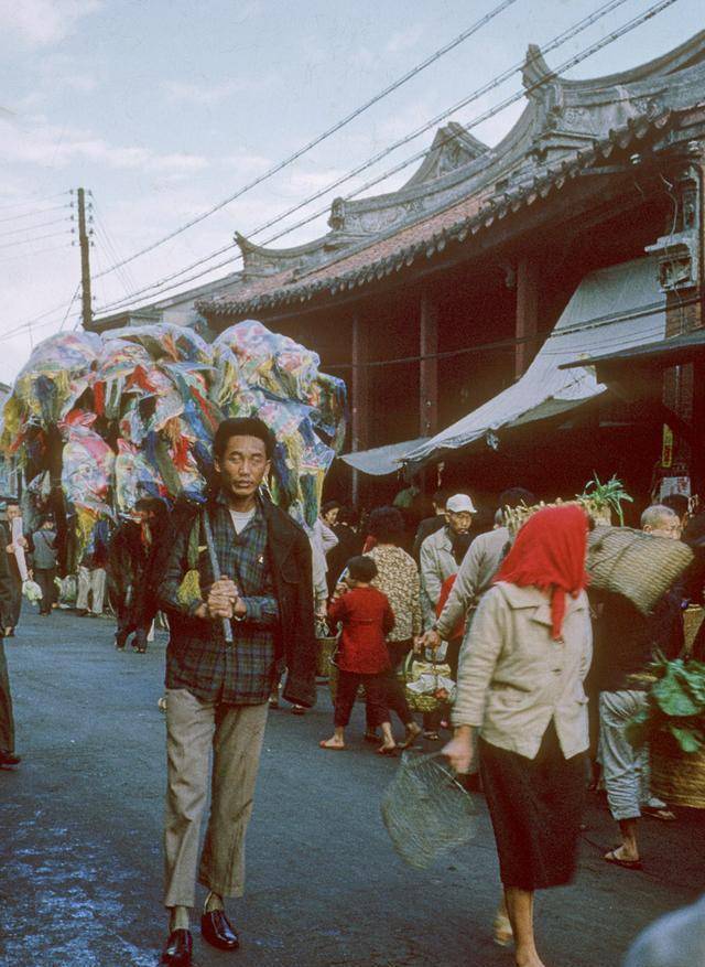 這些照片是70年代時候臺灣淡水過年時集市上的場景,真實的記錄了臺灣