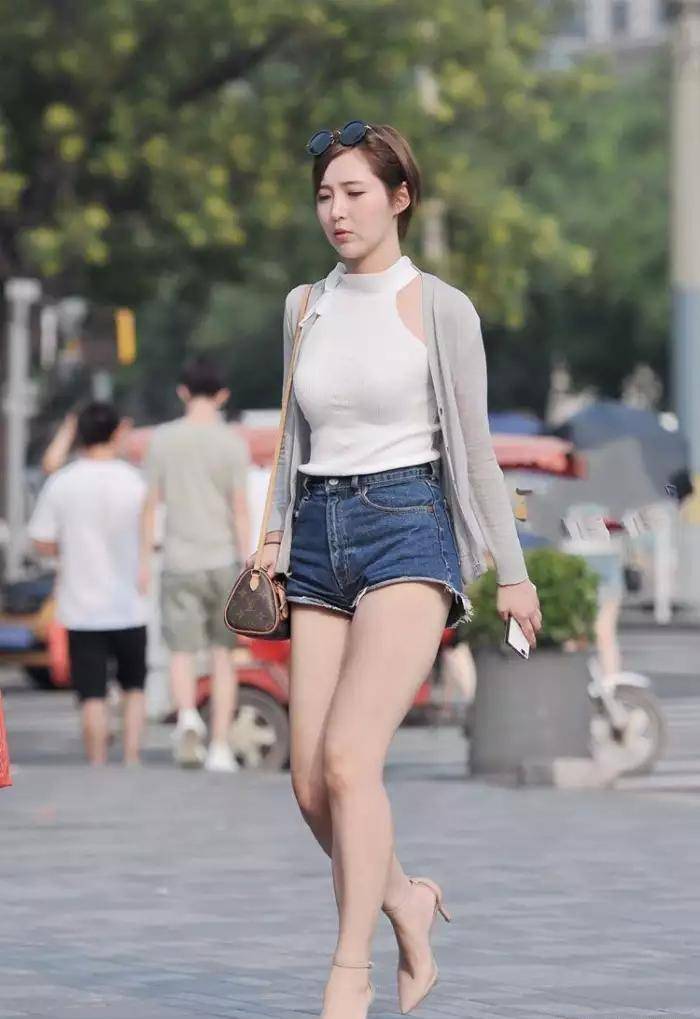 秋来广州美女街拍时尚穿搭,"越秀"越时尚越发的美丽,多姿多彩_黑色