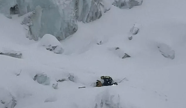 英国男子身穿薄运动服攀登阿尔卑斯最高峰，在冻死前5分钟获救