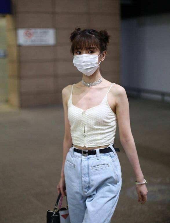 毛晓彤时髦现身,穿吊带衫暴露排骨身材,163穿牛仔裤卷起一大截