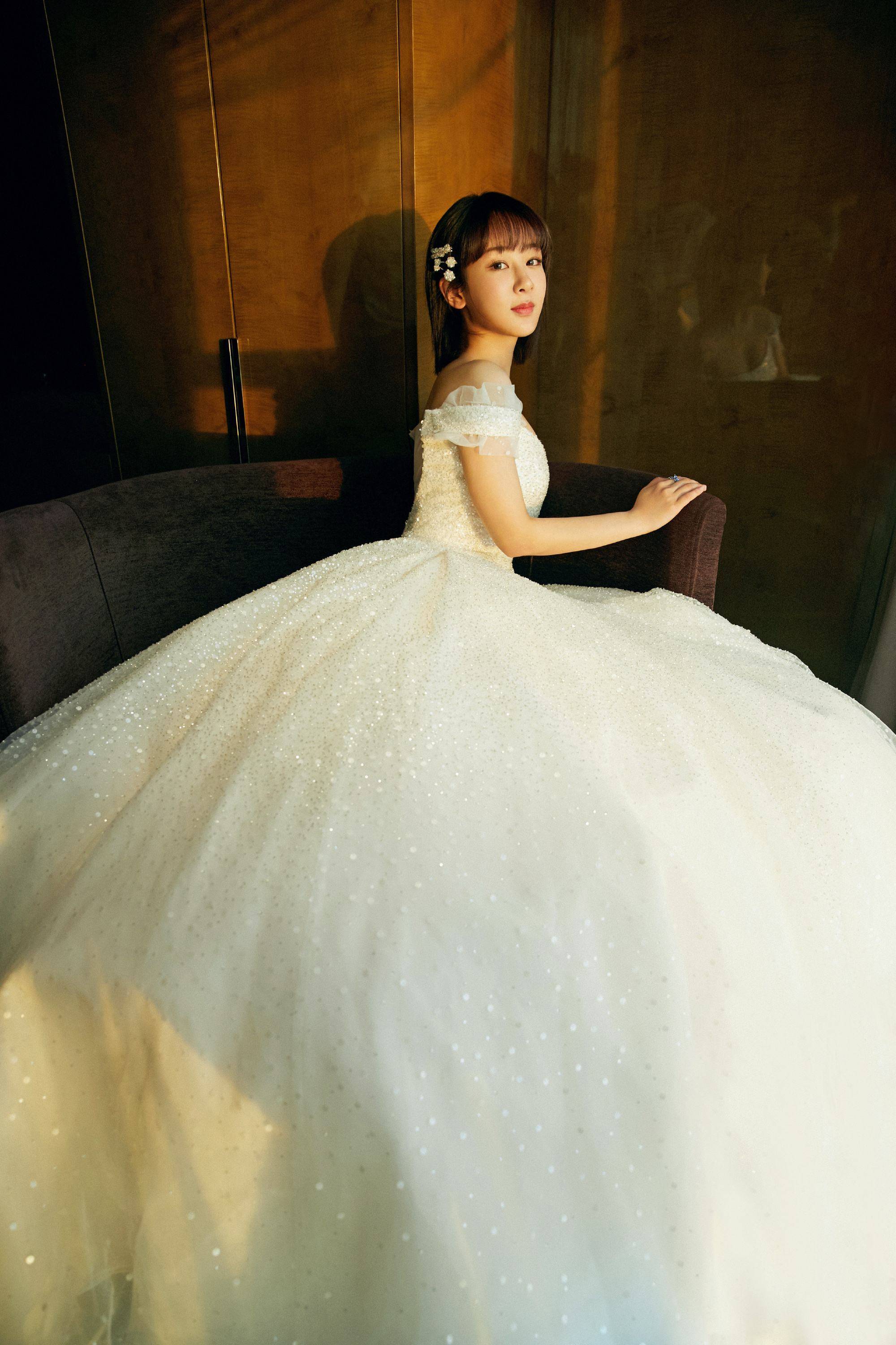 正能量偶像杨紫,曾被前辈说丑劝转行,如今已是娱乐圈上层.