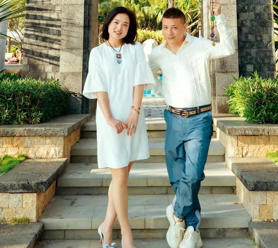 歌手白雪,一段婚姻没能走到最后,44岁却意外收获"恋爱"真爱_男人_时候