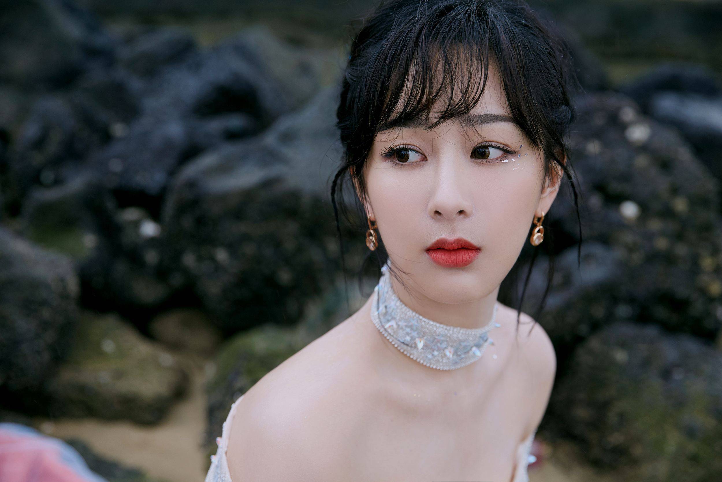 正能量偶像杨紫,曾被前辈说丑劝转行,如今已是娱乐圈上层.