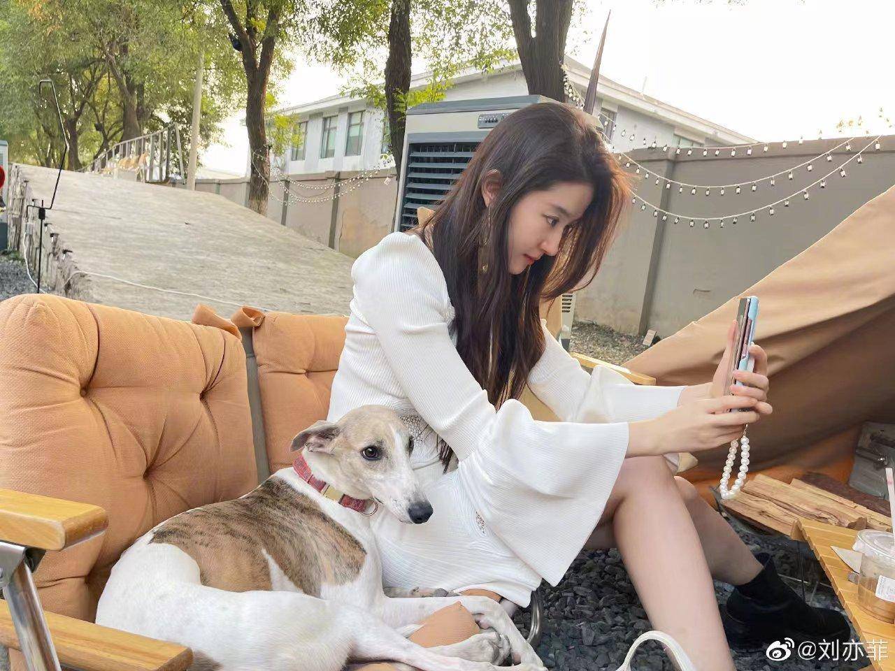 刘亦菲晒国庆出游照,白裙黑靴造型养眼,肤白貌美颜值在线