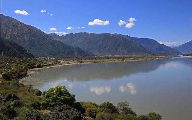 雅鲁藏布江的水能引入罗布泊吗？