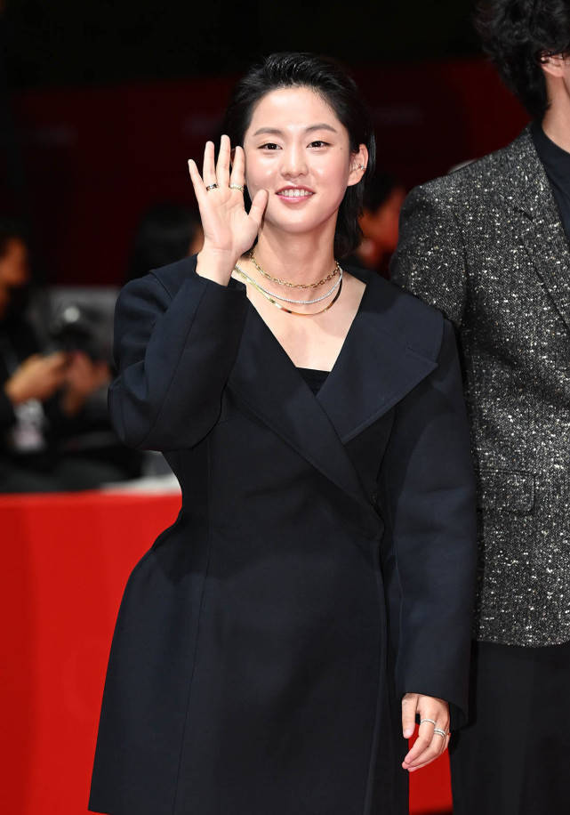 宋智贤的笑容也很真实,不做作.