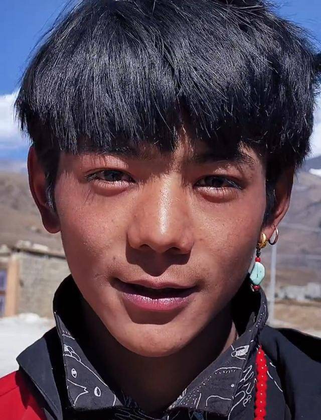 藏族小哥靠颜值出圈!丁真帅气旧照流出,对镜头竖中指遭误解_时候_意思