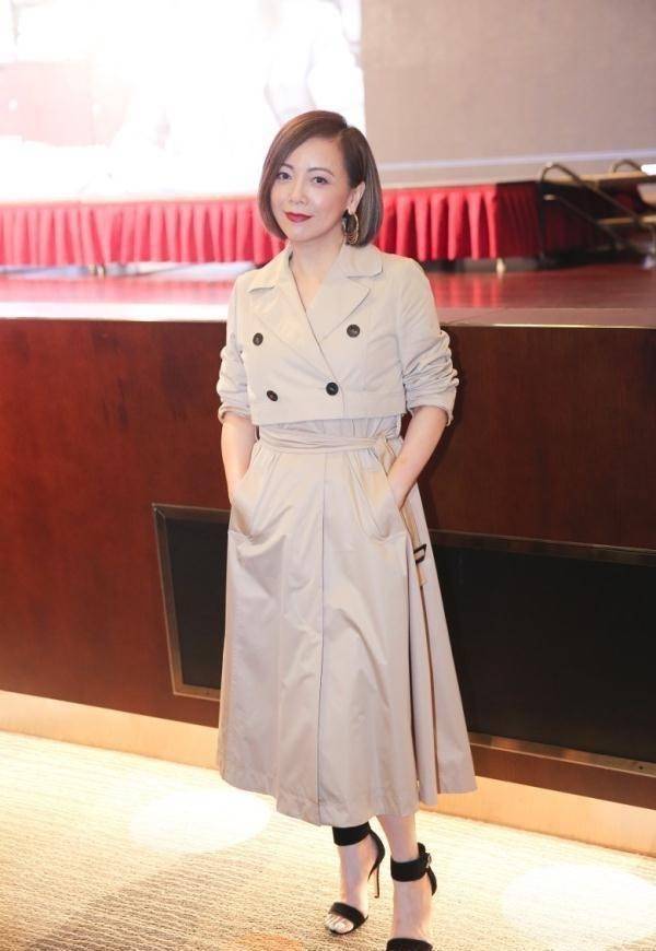 邓萃雯越老越放得开,54岁还玩下衣失踪露腿,男子搂腰不避嫌!